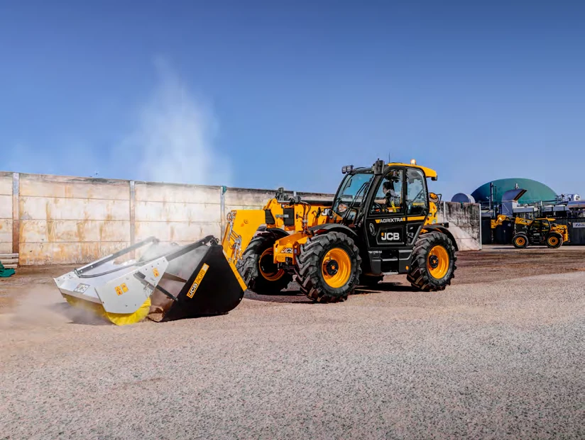 JCB s pracovným príslušenstvom