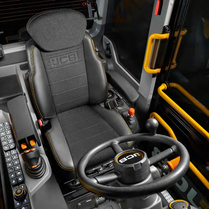 Interiér kabíny JCB