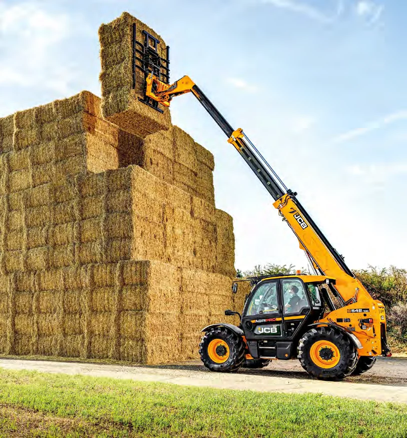 JCB pri stohovaní balíkov
