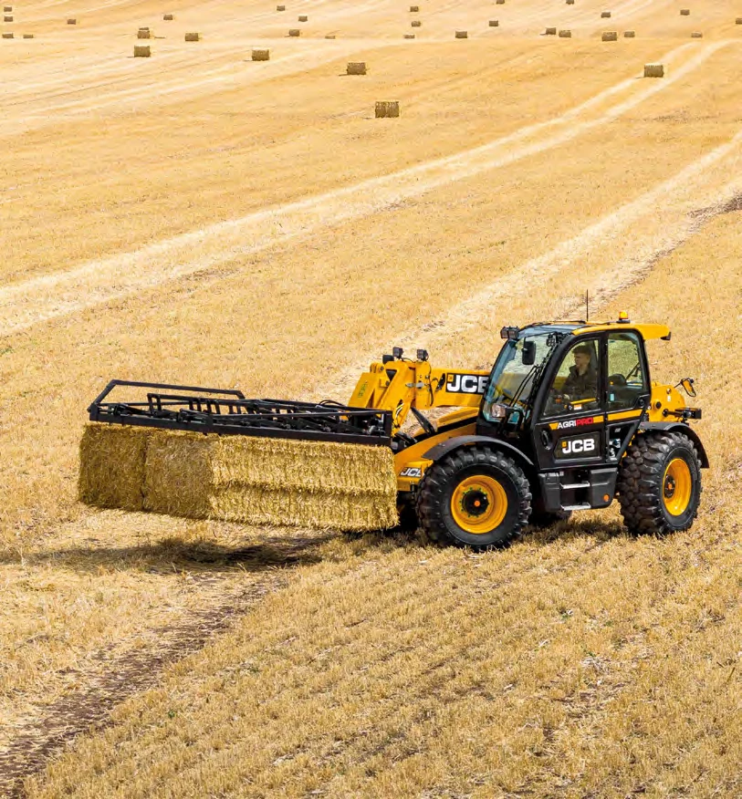 JCB pri práci na poli