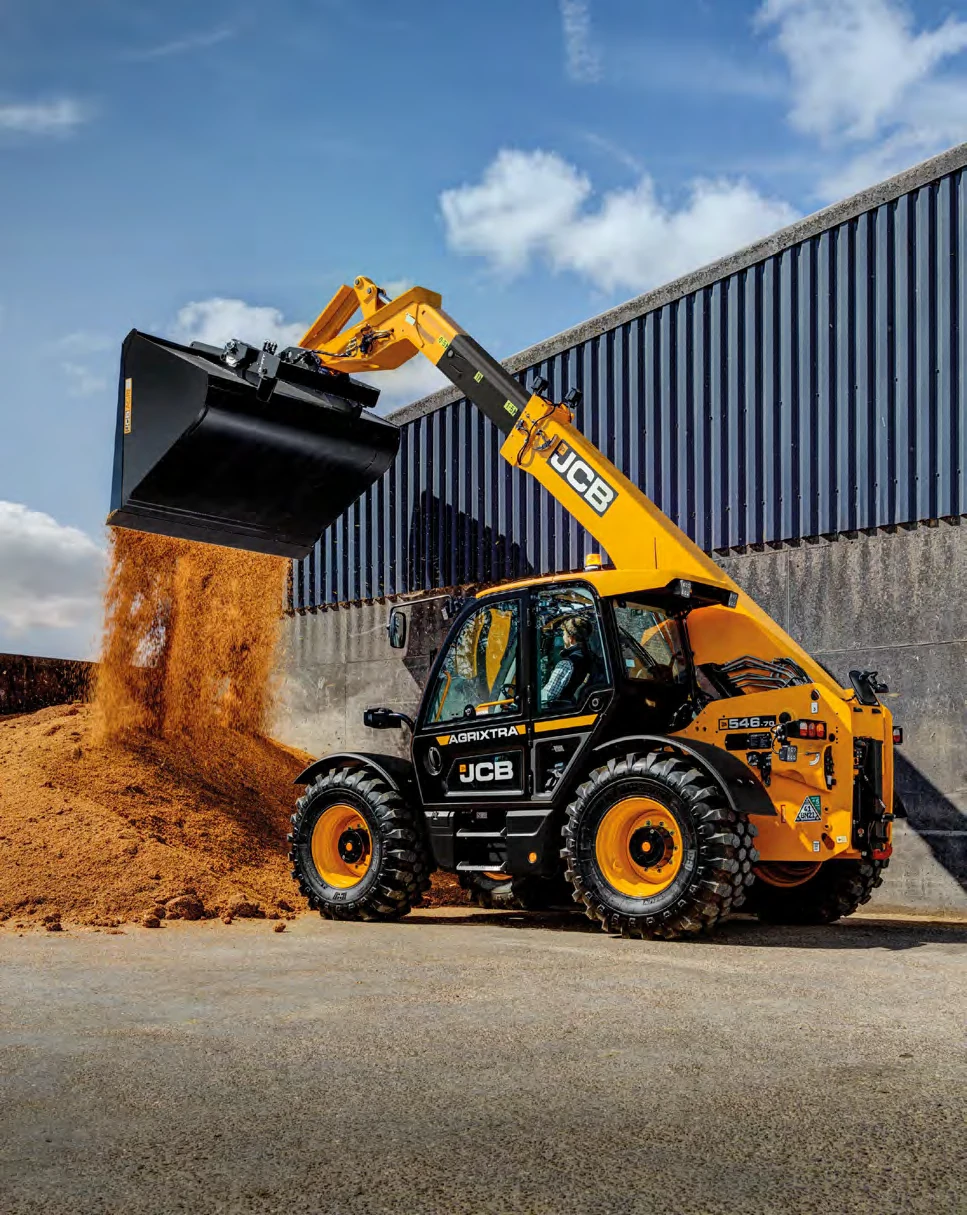 Teleskopický nakladač JCB pri nakladaní materiálu